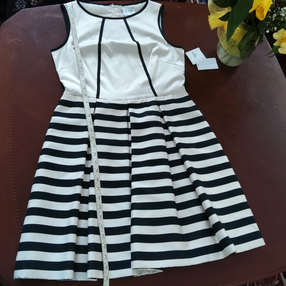 Dress - Picture 9 of 10